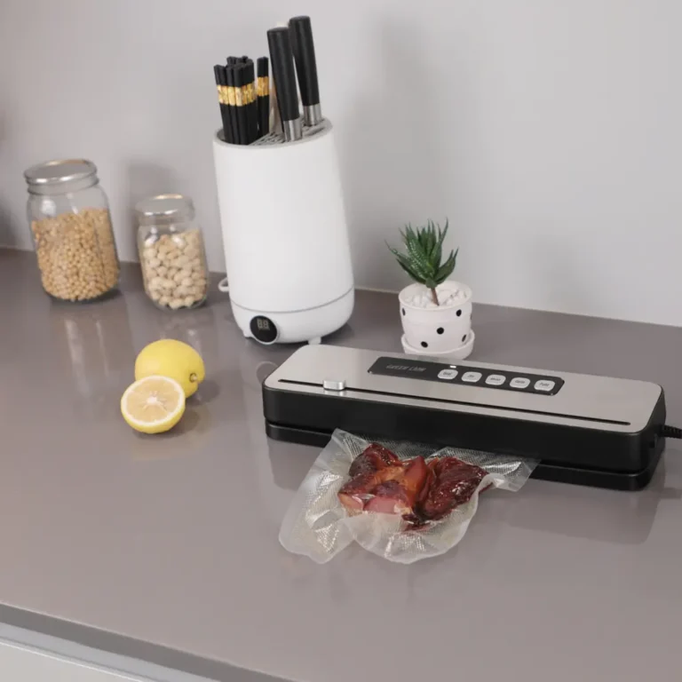 وکیوم مواد غذایی آشپزخانه گرین لاین Green Lion Vacuum Sealer Pro برای وکیوم کردن نایلون پر از تکه های میوه